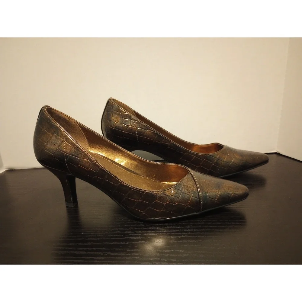 Easy Street Woman's Size 8M‎ Bronze Brown Iridescent Embossed Heels